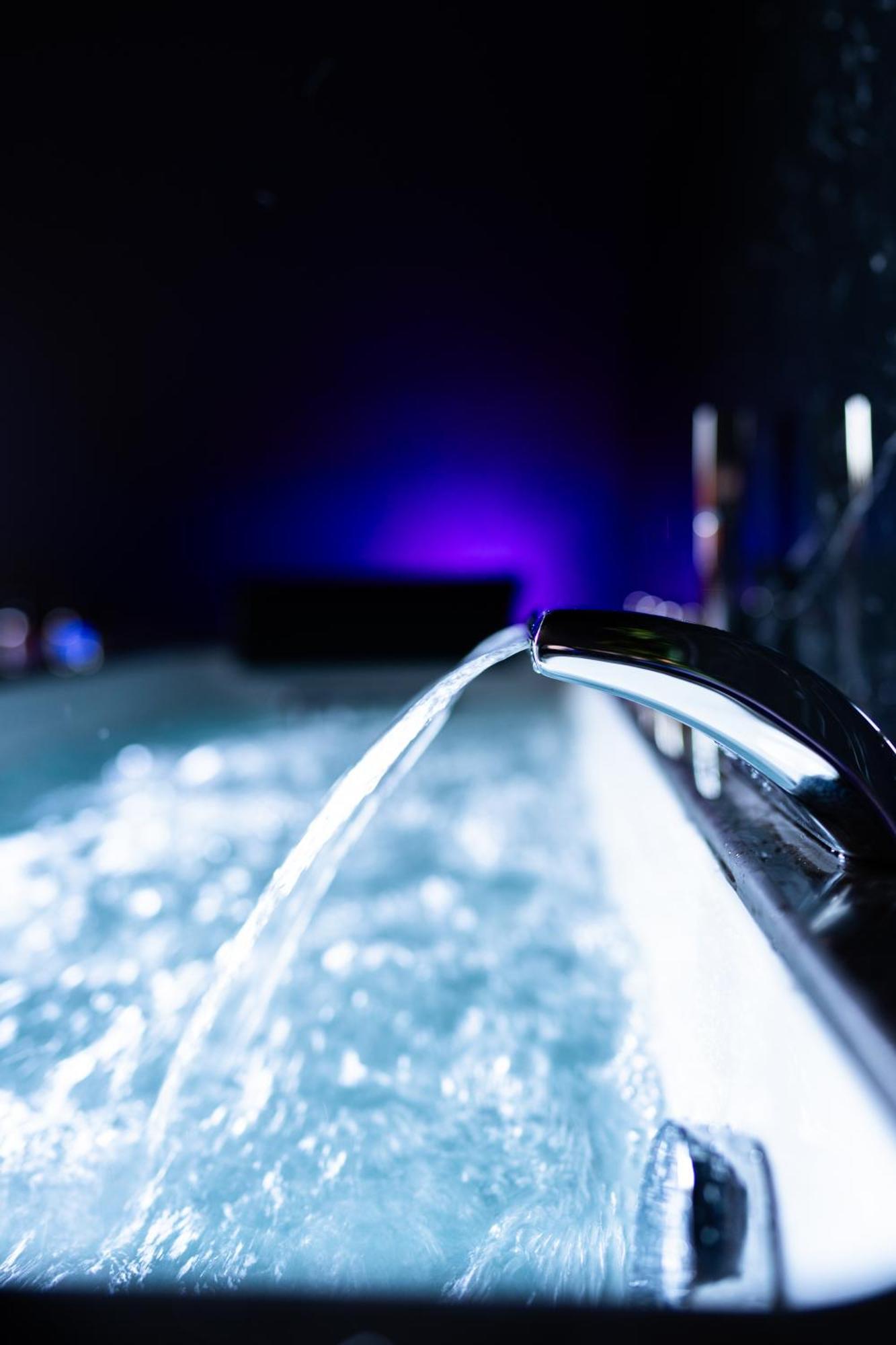 L'Evasion, Romantisme, Volupte & Jacuzzi Сомюр Экстерьер фото